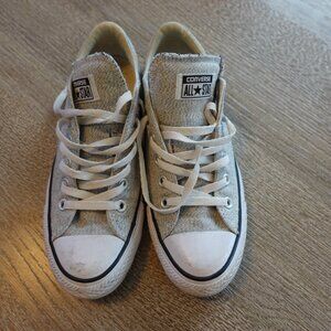 WHITE AND NAVY CONVERSE SIZE 9 CHUCK TAYLOR